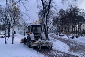Снігоприбиральна техніка біля Михайлівського золотоверхого собору у Києві. 2 січня 2026 року