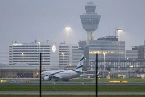 Сніговий колапс у Нідерландах паралізував аеропорт: скасовано та затримано рейси