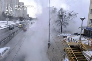 Унаслідок прориву труби на проспекті Лобановського у Києві утворилася яма з гарячою водою