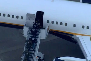 Правоохоронці заходять у літак, на борту якого перебував президент Венесуели Ніколас Мадуро