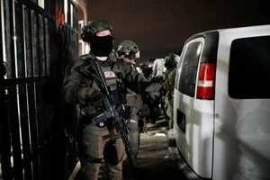 Федеральні співробітники Міністерства юстиції стоять на варті біля будівлі Столичного слідчого ізолятора в Брукліні, Нью-Йорк