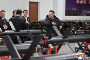 Кім Чен Ин відвідав завод із виробництва боєприпасів