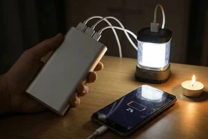 У пунктах незламності жителі міста можуть підзарядити гаджети