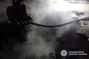 Вирва, яка утворилася на місці пошкодження теплопроводу