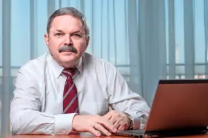 «Зупинятися не можна». Маринович застеріг українців від схвалення мирної угоди