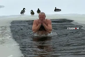 Традиція занурюватися в ополонку на Водохреще не має українського походження, а пірнання не «змиває гріхів»