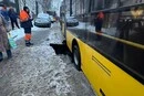 У центрі Києва під тролейбусом провалився асфальт: рух на Софіївській перекрито (фото)