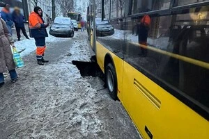 Тролейбус провалився в діру в асфальті у центрі Києва