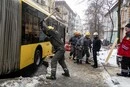 Спецопрерація в центрі Києва: рятувальники показали, як витягнули тролейбус з пастки (фото, відео)