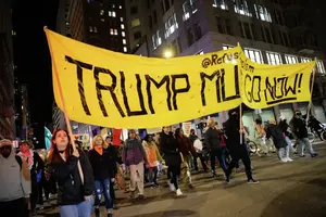 Протестувальники марширують по вулиці Сансом у Сан-Франциско