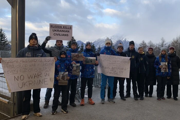 Українці та латвійці провели акцію проти участі росіян у Кубку Європи зі скелетону