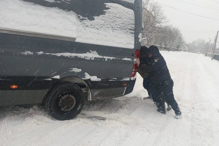 Негода на заході України: снігопад та ожеледиця паралізували рух (фото, відео)