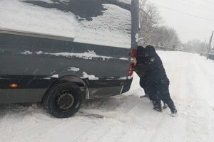 Негода на заході України: снігопад та ожеледиця паралізували рух (фото, відео)
