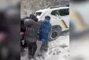 У Хмельницькому діти допомогли поліцейським звільнитися зі снігової пастки (відео)