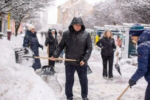 Депутати Івано-Франківська разом із мером взялися за лопати, щоб прибрати сніг на вулицях міста