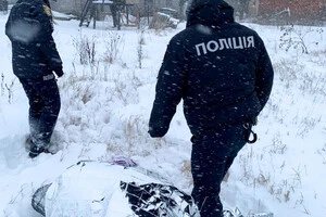 Поліцейський офіцер знайшлов пенсіонерку під снігом