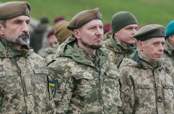 Любомир Мікало (на фото посередині)