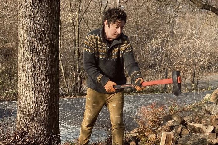 Третя доба без електрики. Відомий музикант показав, як рятує свою колекцію інструментів від замерзання