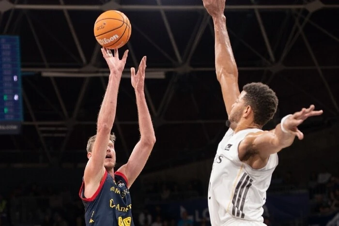 Пустовий набрав 12 очок проти «Реала» у грі чемпіонату Іспанії з баскетболу