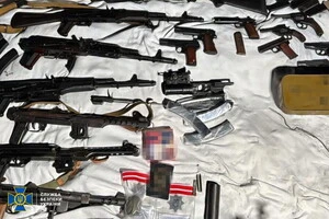 Правоохоронці затримали підозрюваних під час передачі озброєння