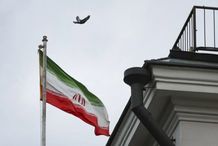 В Осло активісти зірвали іранський прапор біля посольства