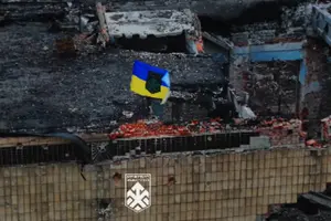 Воїни встановили державний прапор України над будівлею мерії в центрі Куп’янська