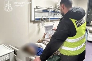 Підлітку, який у Києві з ножем напав на вчительку й однокласника, повідомили про підозру у замаху на життя двох людей