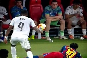 Телекамери зафіксували момент, коли українець спокійно спостерігав за напруженою грою, що розгорталася на полі