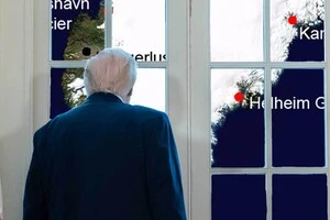 Дональд Трамп заявив про претензії на Гренландію та показався на тлі карти країни