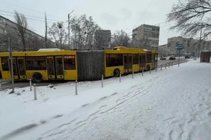 Автобусне сполучення організовано за маршрутами трамваїв та тролейбусів на правому березі Києва