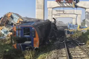 Поїзд, що прямував з Бангкока до північно-східної провінції Таїланду, зійшов з рейок