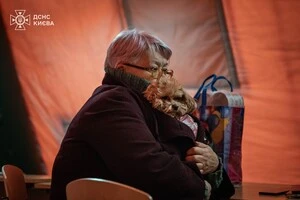 Киянка з домашнім улюбленцем гріється у пункті незламності. Київ. 13 січня 2026 рік