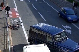 Від отриманих ударів чоловік упав на асфальт, вдарився головою та знепритомнів