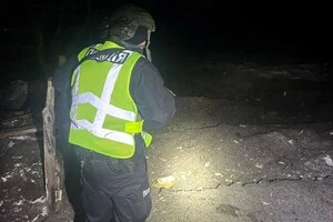 Поліцейські Київщини обстежують місця падіння уламків на предмет виявлення небезпечних предметів та документують наслідки ворожої атаки