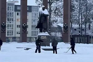 Вибухотехніки шукають на місці удару уламки дрона та вибухівку