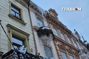 Над львів’янами нависають величезні бурульки