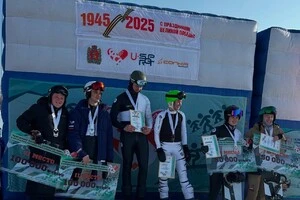 Пауль (крайня ліворуч) зробили фото на тлі георгіївської стрічки