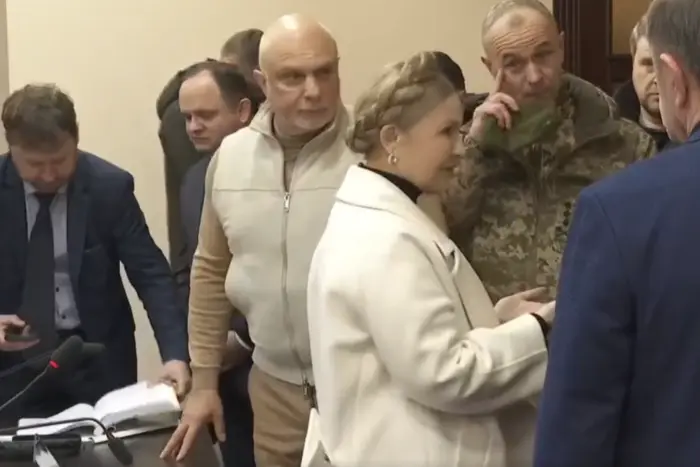 Чоловік Тимошенко прийшов до суду підтримати дружину