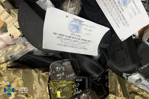 Під час обшуків за місцем роботи фігуранта виявлено документи із доказами злочинної схеми та частину грошей, одержаних від її реалізації