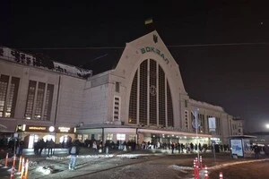 На залізничному вокзалі у Києві зменшено освітлення