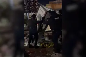 Вандалізм у Рівному: жінка пошкодила портрети Героїв України