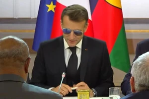 Еммануель Макрон в окулярах