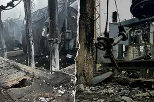 Енергетики працюють на місці, розбирають завали