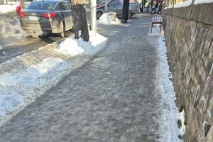 Вулиці столиці стали небезпечними через ожеледицю там, де сніг прибирали недостатньо добре або не прибирали зовсім