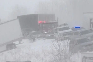 У США через сильний снігопад зіткнулися понад 100 автомобілей