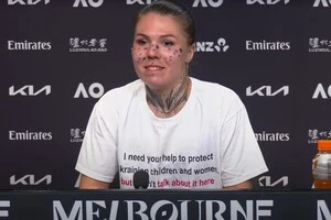 На пресконференцію Олійникова прийшла у футболці з написом: «Мені потрібна ваша допомога, щоб захистити українських дітей і жінок, але тут я не можу про це говорити»