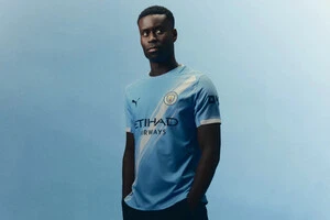 Марк Геї у футболці «Манчестер Сіті» після трансферу з «Крістал Пелес»