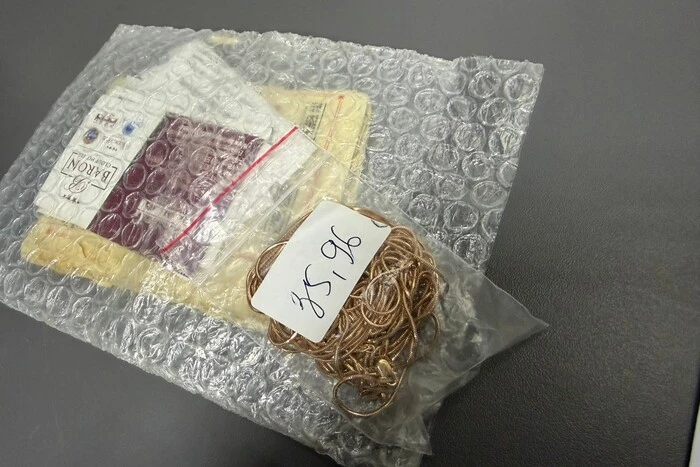 Злитки у шкарпетках і ланцюжки в молитовнику: що вилучили чернівецькі митники?