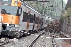 В Іспанії сталася друга залізнична трагедія за декілька днів: потяг зійшов з рейок під Барселоною