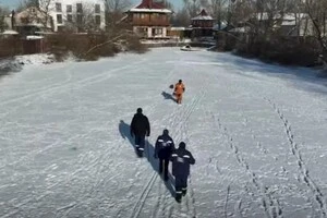 Комунальники Києва показали, як рятують мешканців озер від браку кисню 
